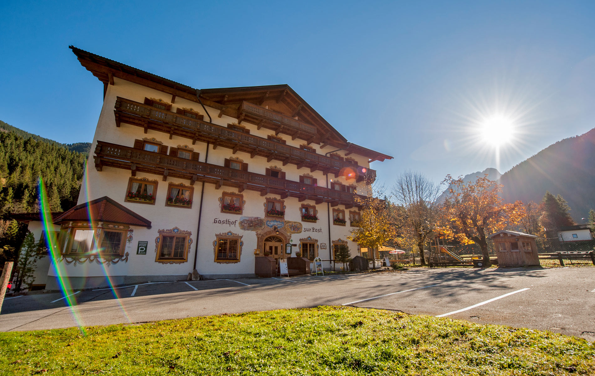 Foto: Alter Gasthof im Natur Erlebnis Hotel Hinterriss Eng zum günstig Wandern im Last Minute Urlaub in Tirol.