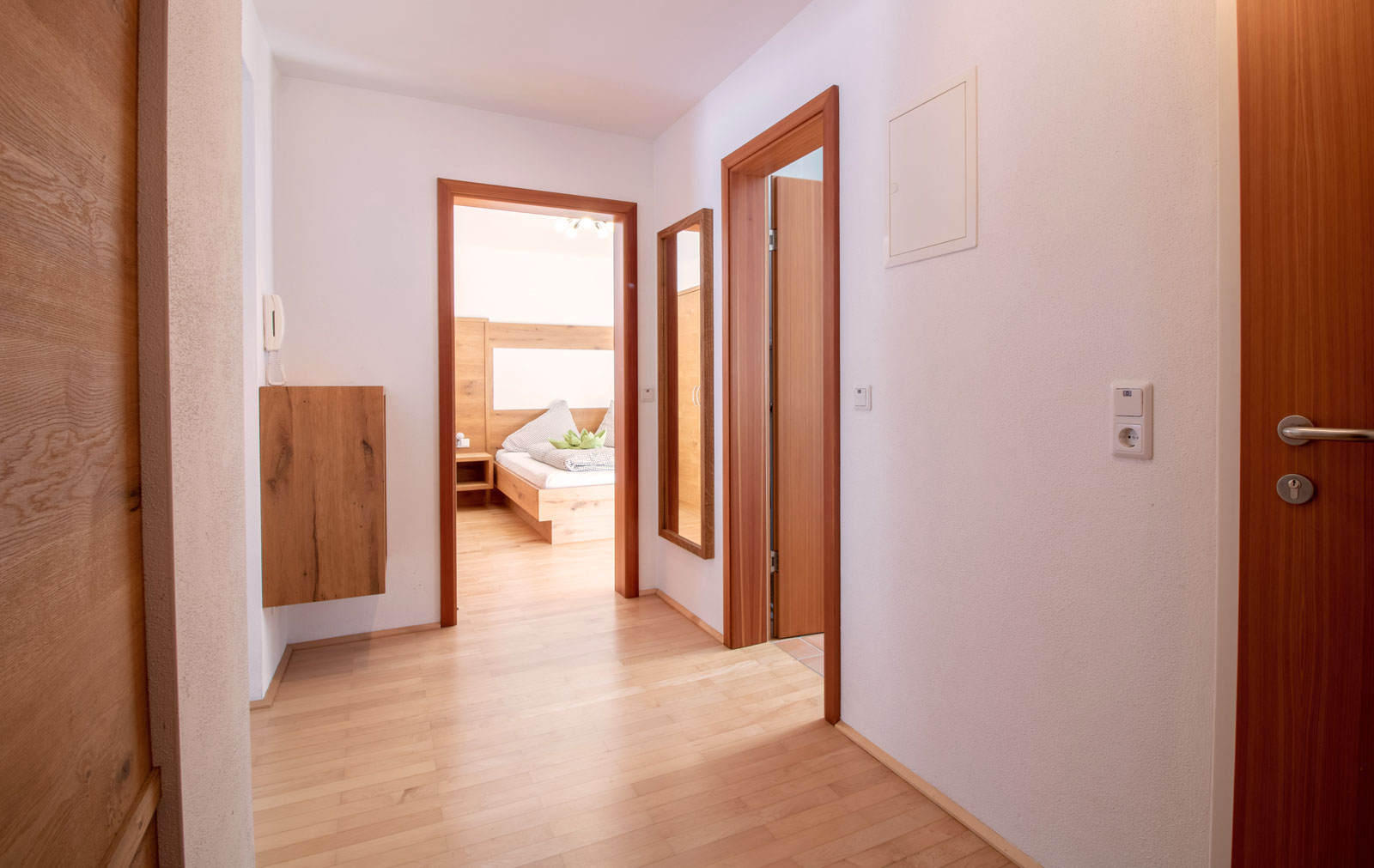 Foto: Falkensuite Vorraum am Hotel Hinterriss Eng in Tirol - Ferienwohnung + Last Minute Urlaub günstig buchen.