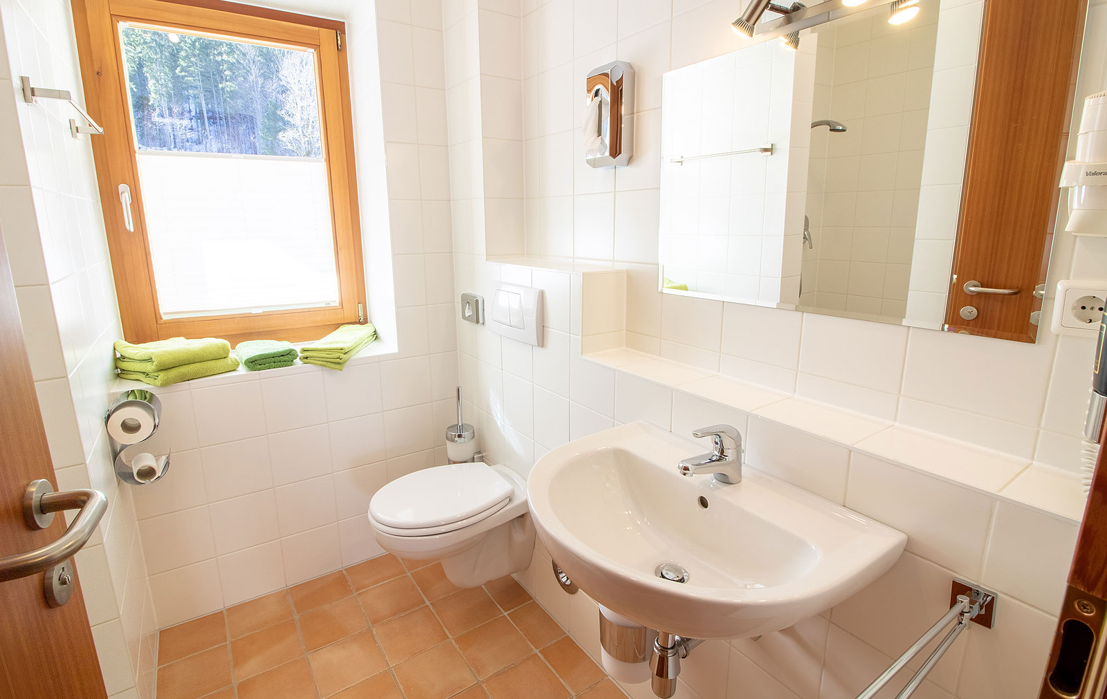 Foto: Badezimmer der Ferienwohnung am Hotel Hinterriss Eng in Tirol in ihrem Last Minute Urlaub günstig buchen.