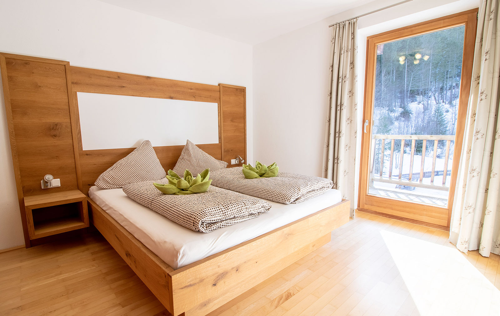 Foto: Falkensuite Schlafzimmer beim Hotel Hinterriss Eng in Tirol - Last Minute Urlaub + Ferienwohnung günstig buchen.