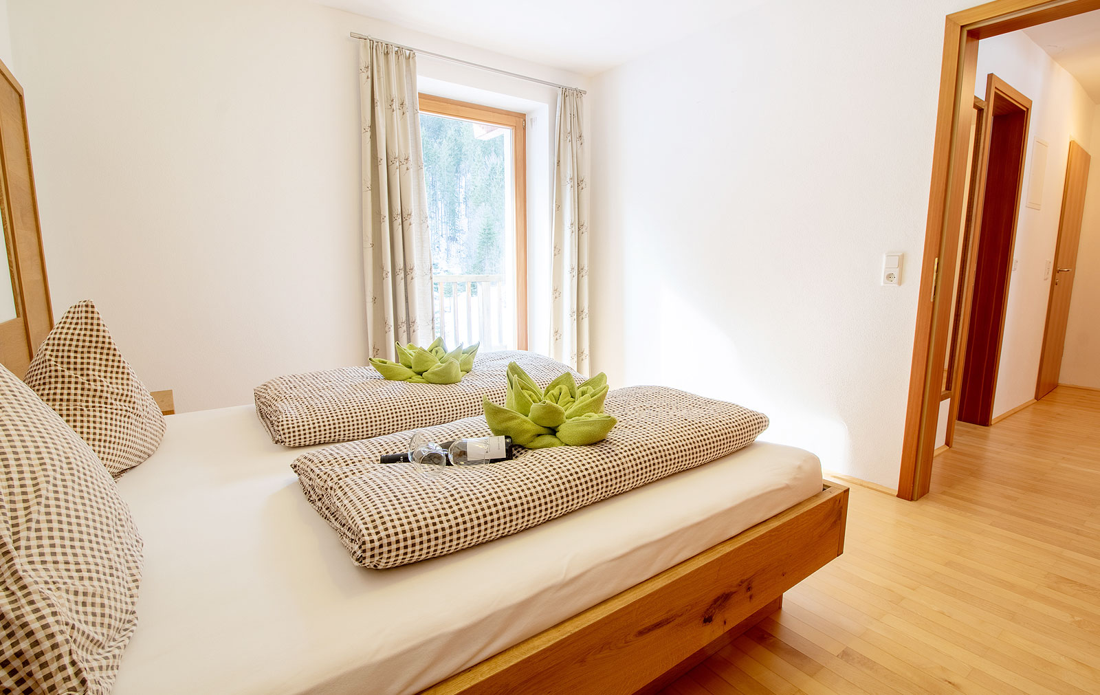 Foto: Schlafzimmer der Ferienwohnung Falkensuite beim Hotel Hinterriss Eng in Tirol - Last Minute Urlaub günstig.