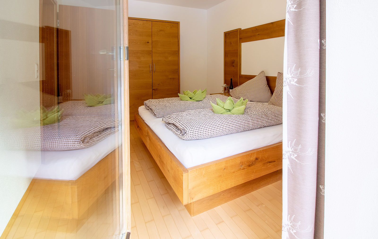 Foto: King-Size-Doppelbett der Ferienwohnung beim Hotel Hinterriss Eng - Last Minute Urlaub in Tirol günstig buchen.