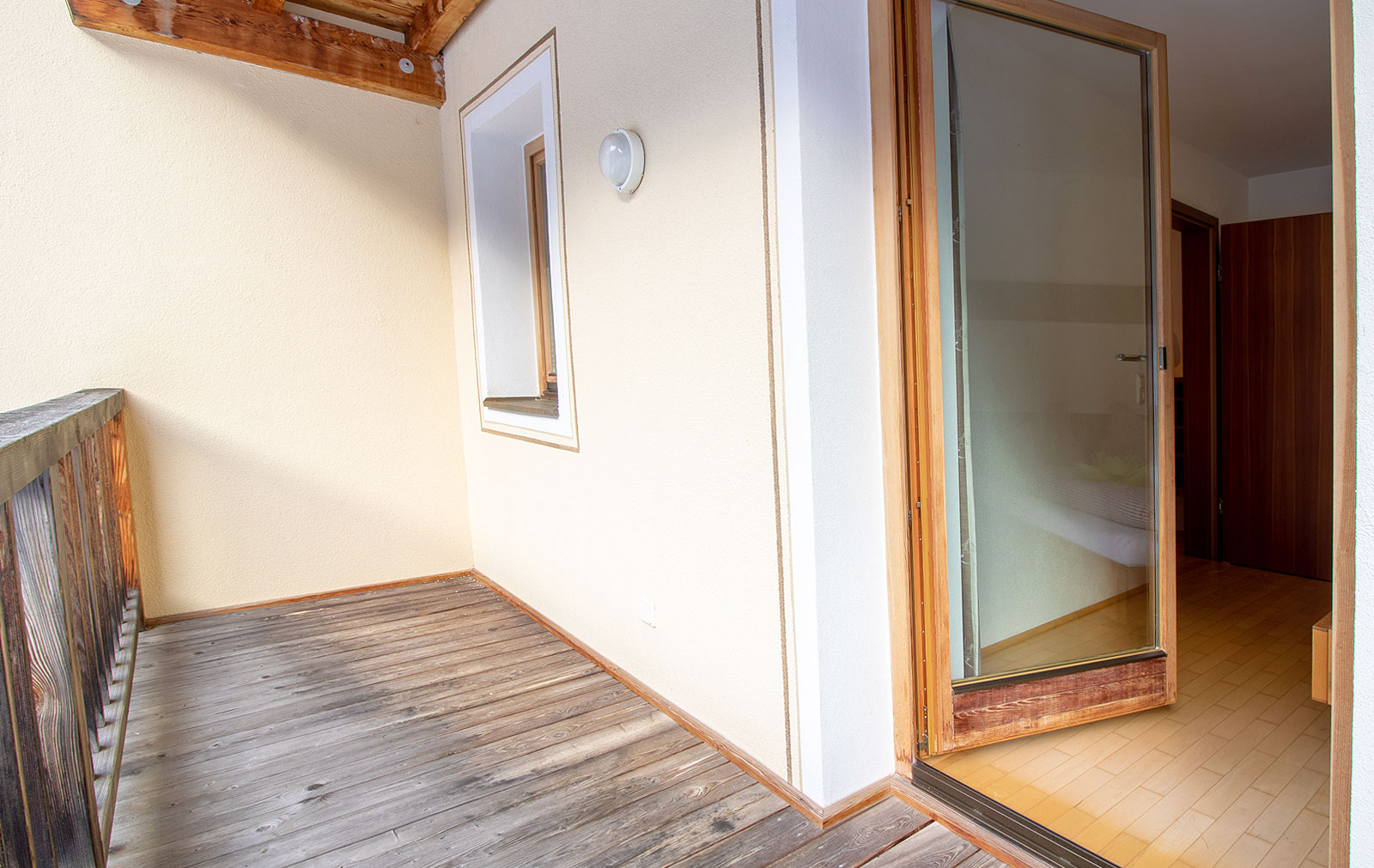 Foto: Balkon der Ferienwohnung Falkensuite beim Hotel Hinterriss Eng in Tirol. Last Minute Urlaub günstig buchen.