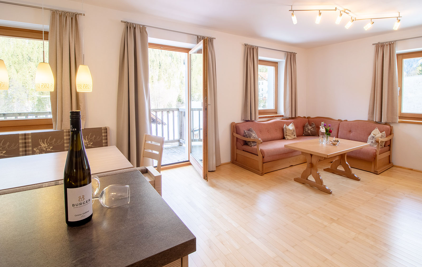 Foto: Wohnzimmer der Ferienwohnung Falkensuite nach dem Wandern nahe dem Hotel Hinterriss Eng in Tirol. Günstig buchen.