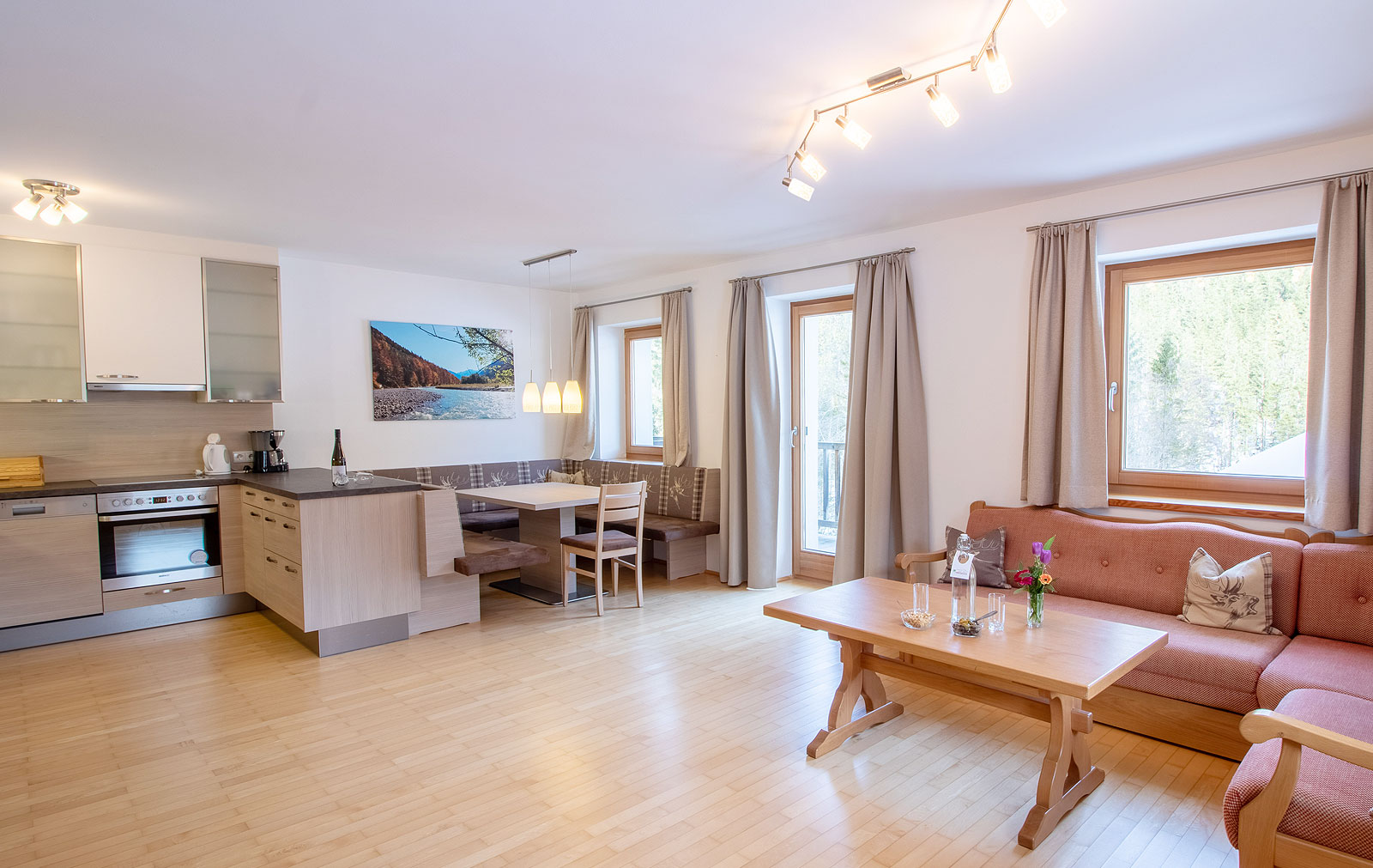 Foto: Wohnzimmer der Ferienwohnung Falkensuite vom Hotel Hinterriss Eng - Last Minute Urlaub zum Wandern günstig buchen.