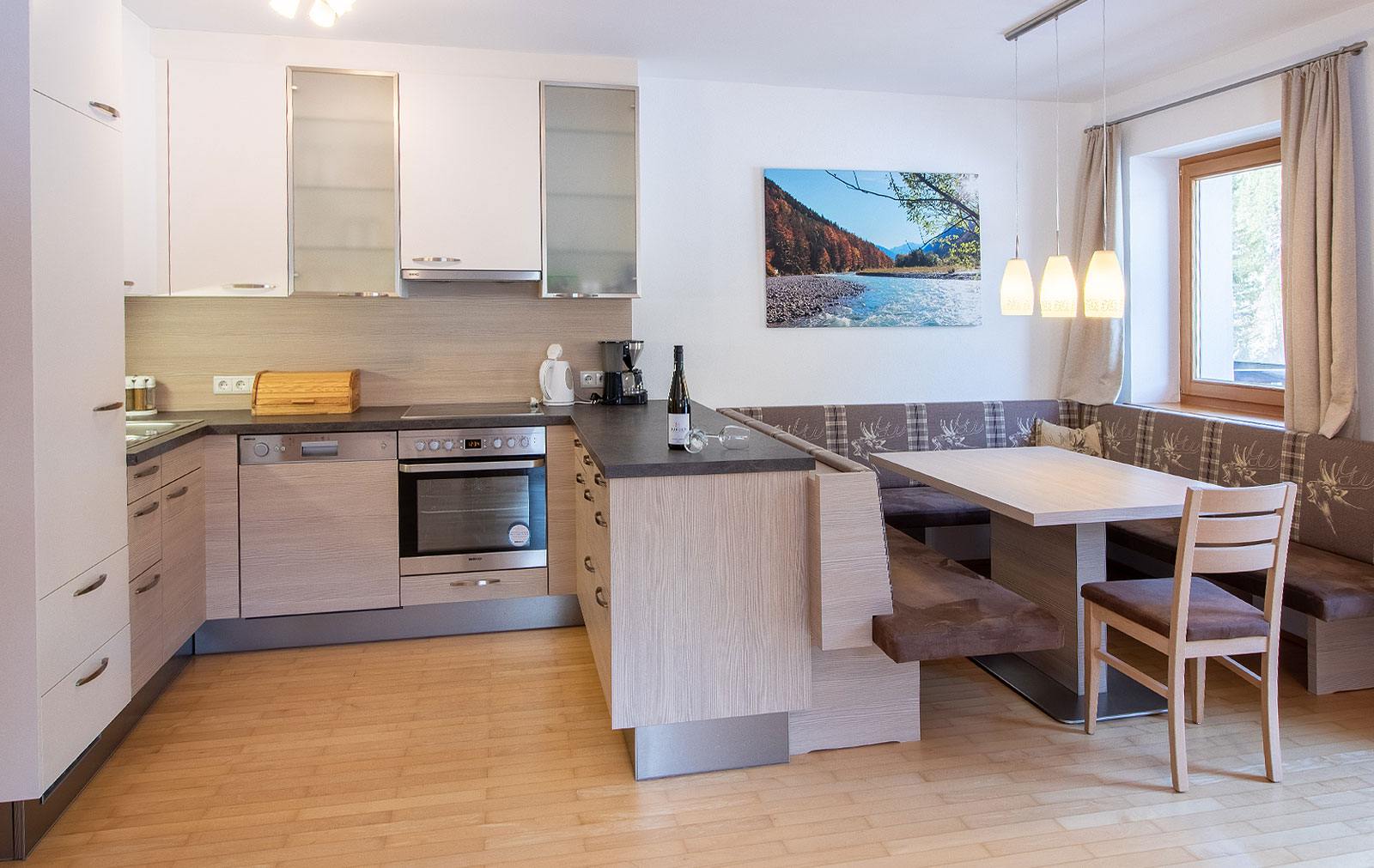 Foto: Küche mit Essecke der Ferienwohnung Falkensuite vom Natur Hotel Hinterriss Eng Tirol - günstig buchen.