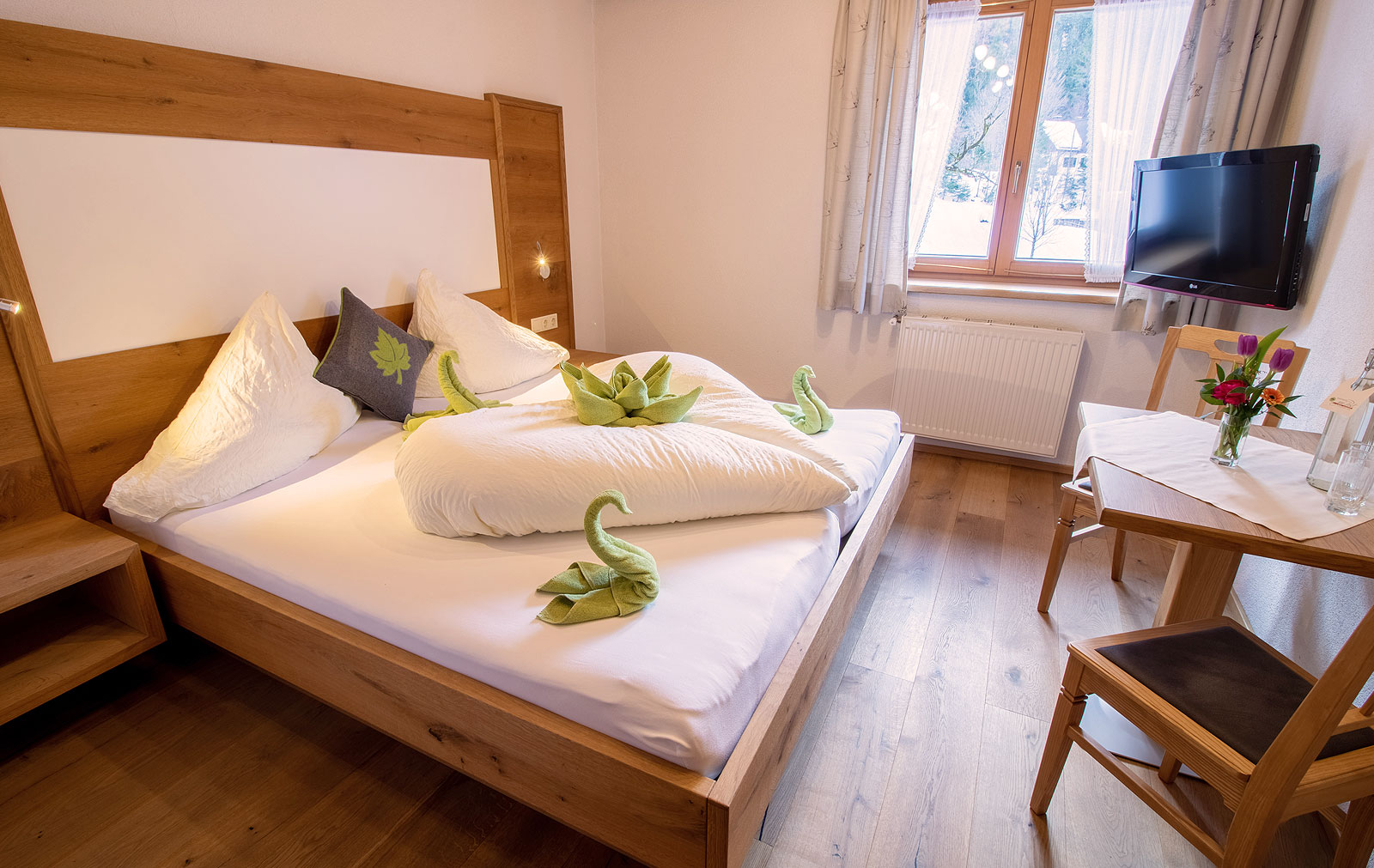 Foto: Doppelbett im Zimmer Wanderglück beim Hotel Hinterriss Eng in Tirol. Last Minute Urlaub günstig buchen.