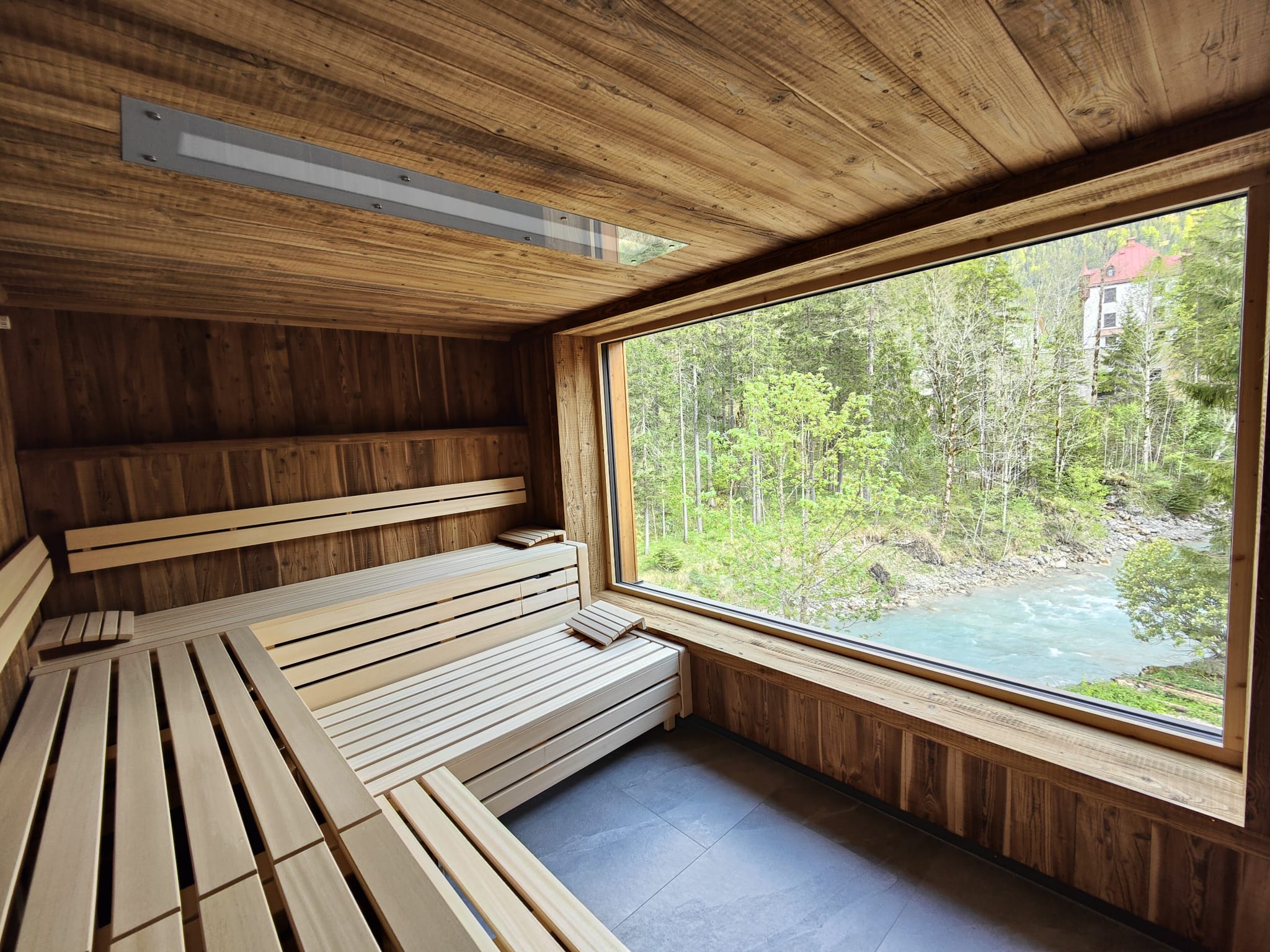 Foto: Sauna mit Bachblick im Hotel Hinterriss Eng in Tirol zum günstig Entspannen + Genießen im Last Minute Urlaub.