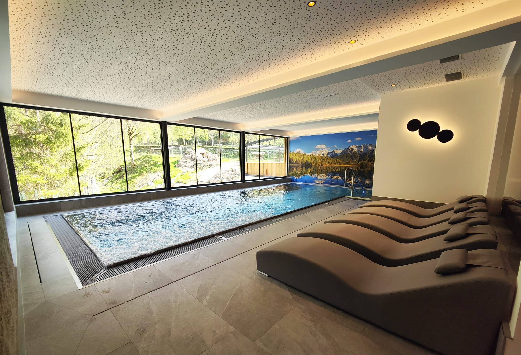 Foto: Pool-Bereich im Last Minute Urlaub im Hotel Hinterriss Eng in Tirol günstig erleben + schwimmen.