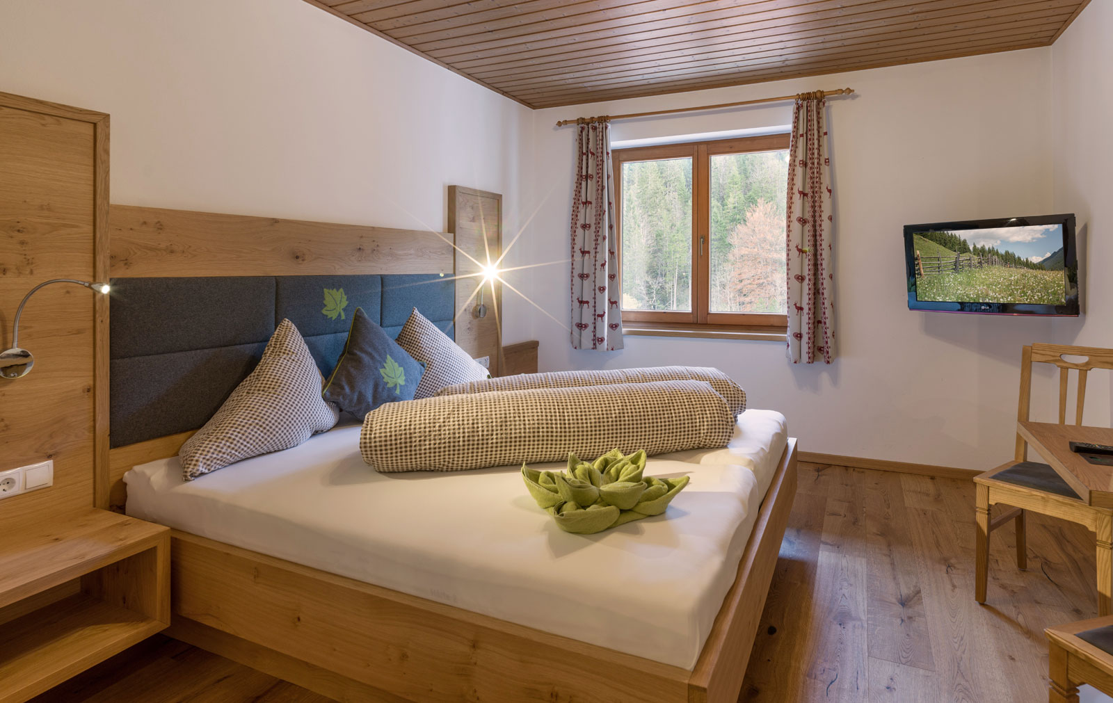 Foto: King Size Bett im Doppelzimmer Wanderglück vom Hotel Hinterriss Eng in Tirol: günstig in den Last Minute Urlaub.