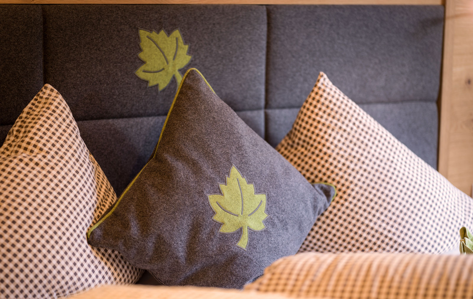 Foto: Hübsche Doppelzimmer Kissen im Hotel in Hinterriss Eng Tirol. Günstig Wandern im Last Minute Urlaub.