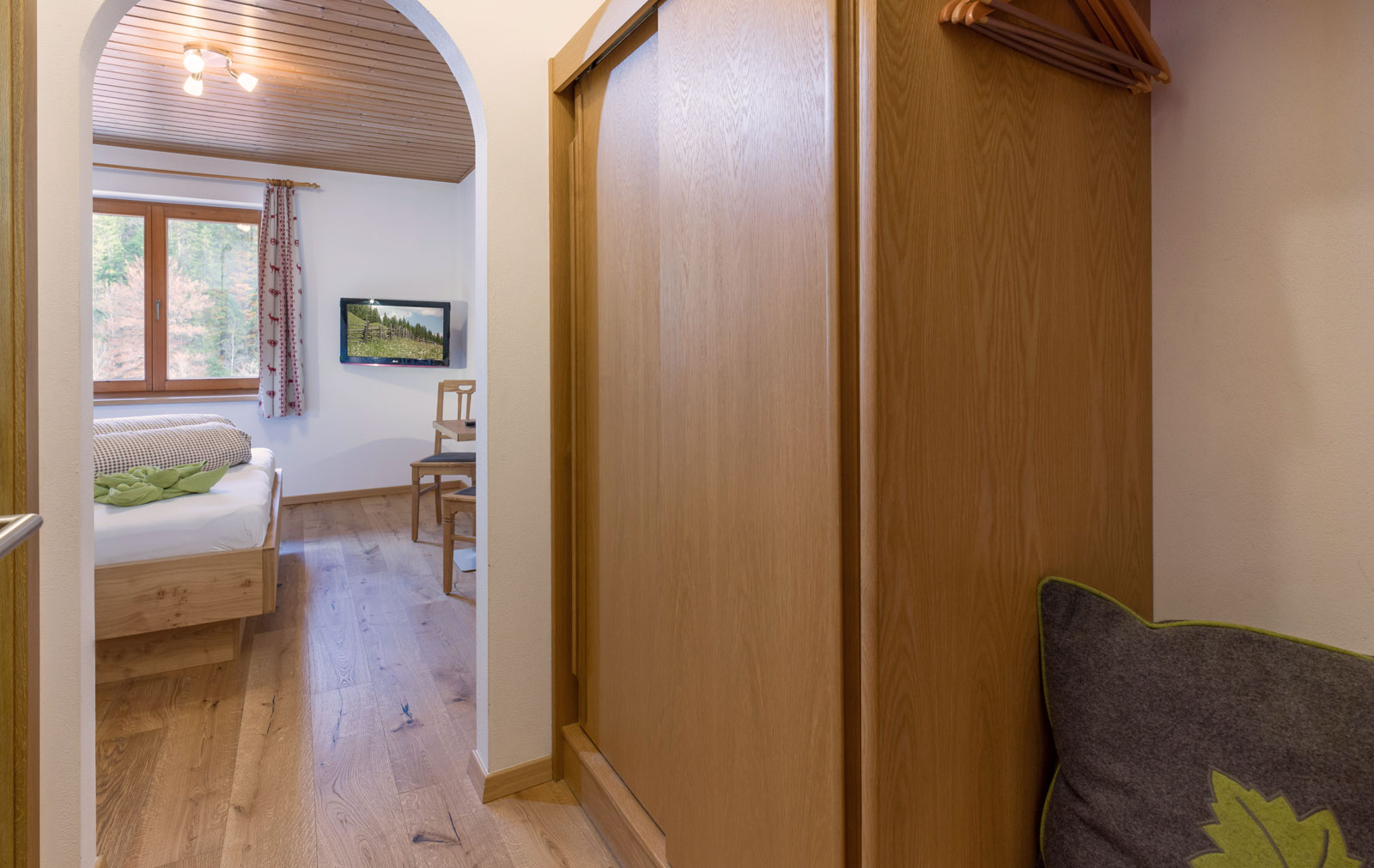 Foto: Vorraum im Doppelzimmer Wander Glück im Hotel in Hinterriss Eng Tirol: Günstig im Last Minute Urlaub.