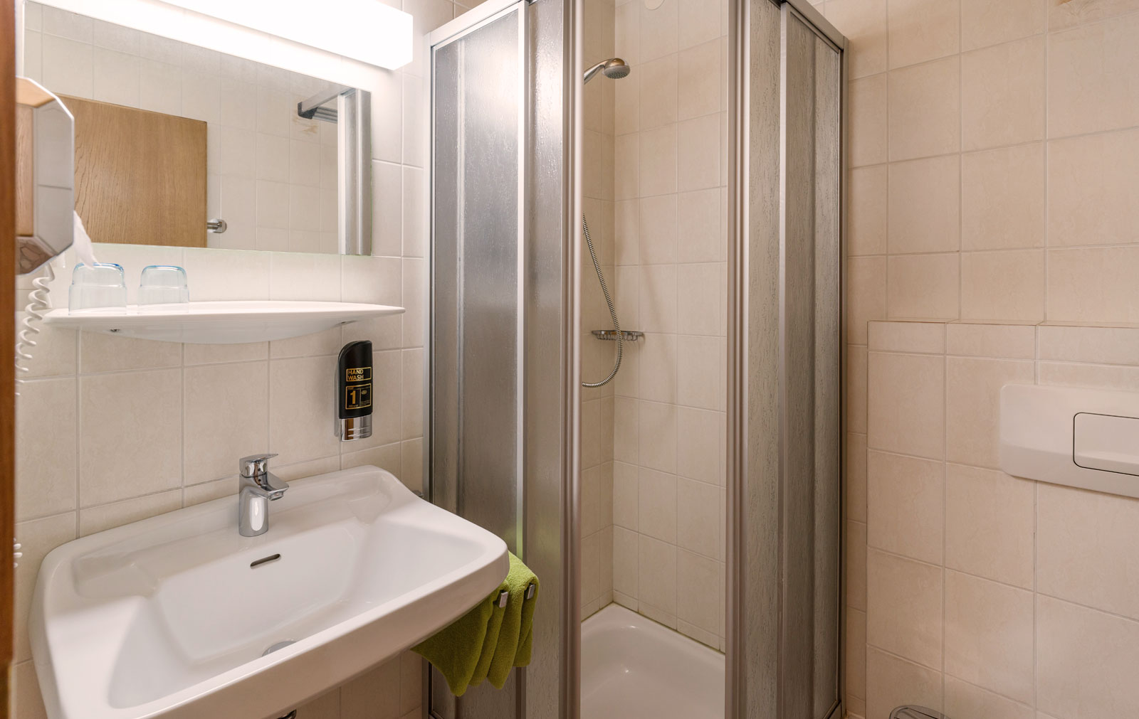 Foto: Badezimmer vom Hotel Hinterriss Eng in Tirol für Ihren Last Minute Urlaub zum günstig Wandern.