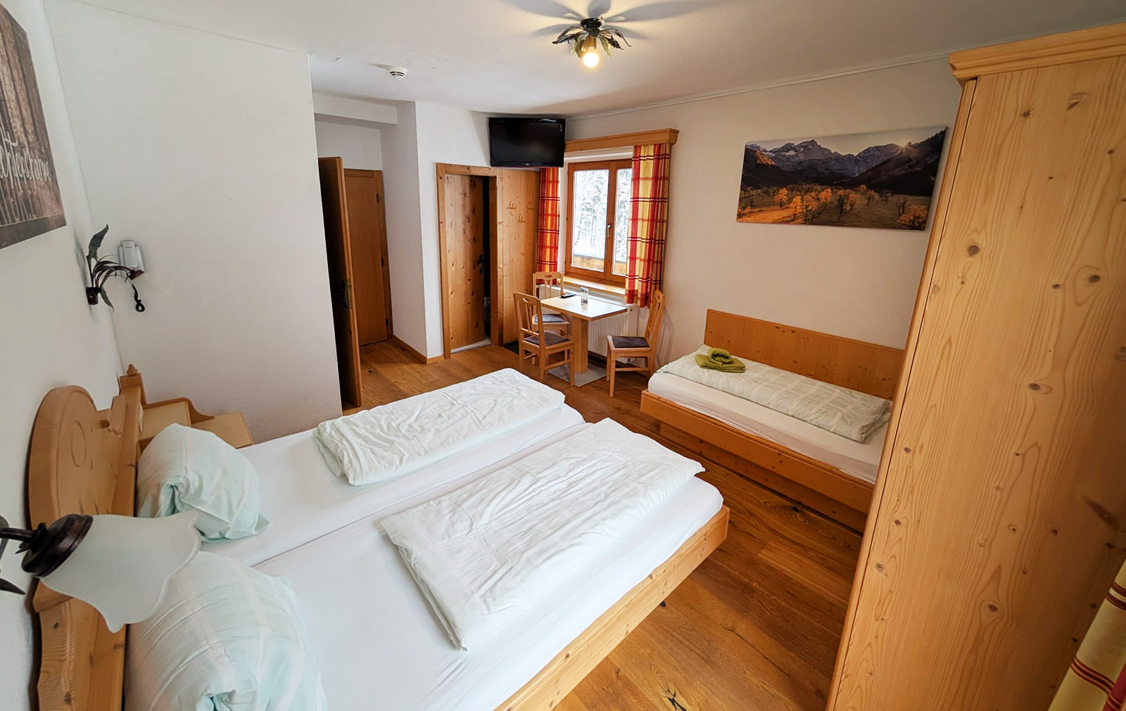 Dreibettzimmer im Hotel in Hinterriss